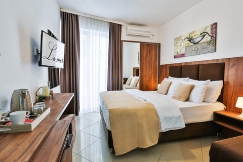 Classic Double or Twin Room | Minibar, soundproofing, free WiFi, bed sheets