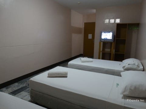 Standard Triple Room | Desk, rollaway beds, bed sheets