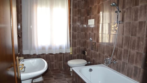 Apartment, 2 Bedrooms, Balcony, City View | Bathroom