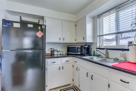 Apartment (2 Bedrooms) | Private kitchen | Microwave, oven, stovetop, cookware/dishes/utensils