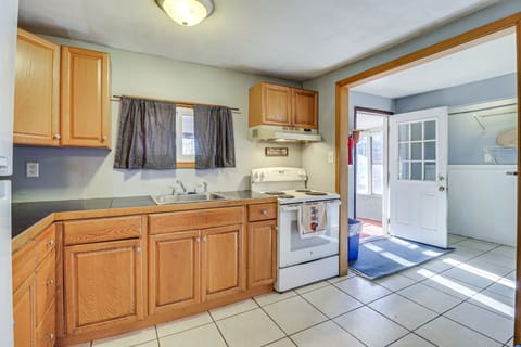 Cottage (2 Bedrooms) | Private kitchen | Microwave, oven, stovetop, cookware/dishes/utensils