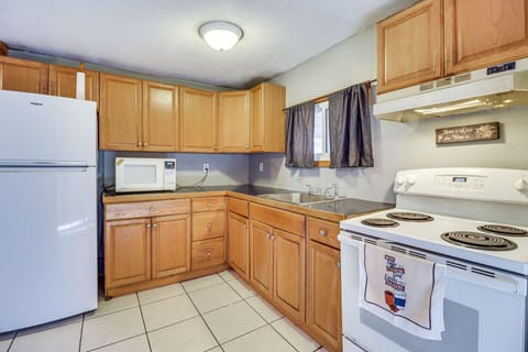 Cottage (2 Bedrooms) | Private kitchen | Microwave, oven, stovetop, cookware/dishes/utensils