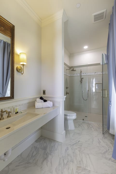 Romantic Single Room | Bathroom | Free toiletries, towels, soap, shampoo