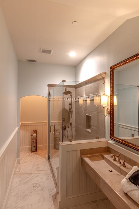 Classic Room | Bathroom | Free toiletries, towels, soap, shampoo