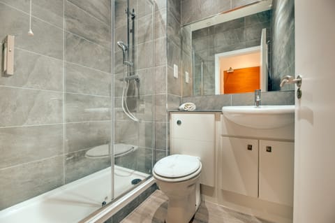 City Apartment | Bathroom | Combined shower/tub, hair dryer, towels, toilet paper