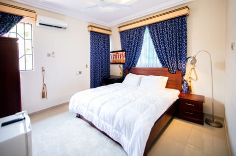 Basic Double Room, 1 Queen Bed | Minibar, individually decorated, individually furnished, desk