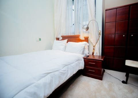 Basic Double or Twin Room | Minibar, individually decorated, individually furnished, desk