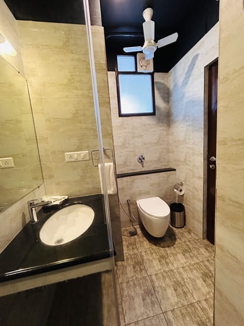 Elite Room | Bathroom | Free toiletries, towels