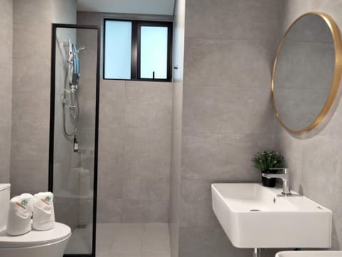 Executive Apartment | Bathroom | Shower, free toiletries, hair dryer, bidet