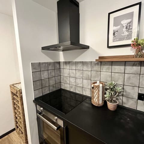 Cooker with extractor bonnet