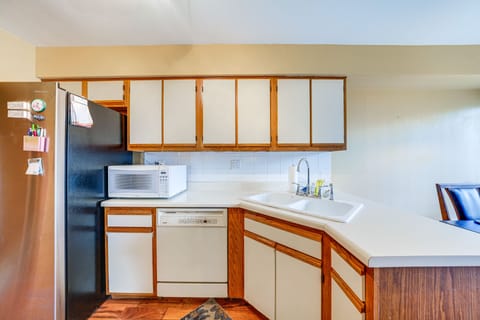 Apartment (2 Bedrooms) | Private kitchen | Microwave, oven, stovetop, dishwasher