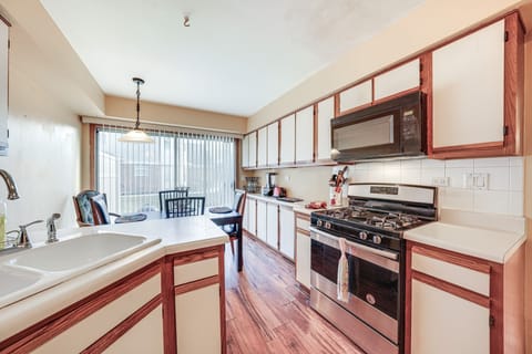 Apartment (2 Bedrooms) | Private kitchen | Microwave, oven, stovetop, dishwasher