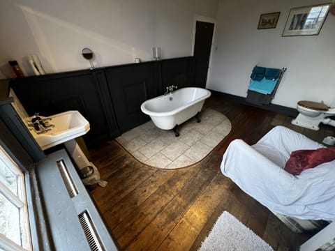 Deluxe Double Room, 1 Queen Bed | Bathroom | Shower, hair dryer, bathrobes, towels