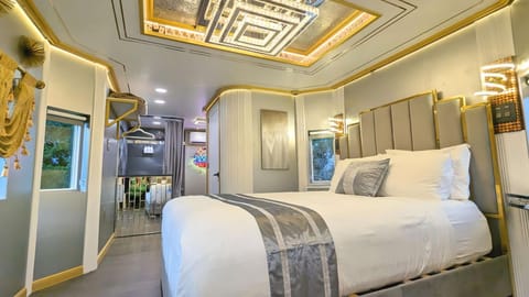 Casino Royale accommodates up to 2 guests. Queen size bed