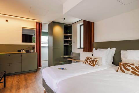 Deluxe Studio Suite | Desk, laptop workspace, soundproofing, free WiFi