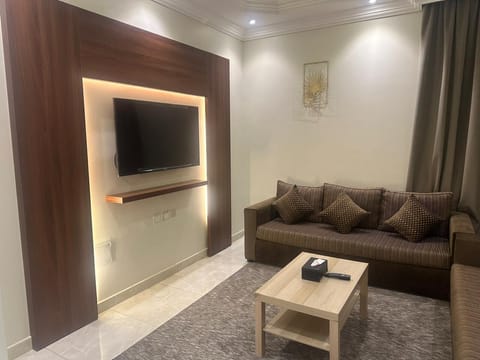 Basic Double Room | Living area | 40-cm flat-screen TV with satellite channels