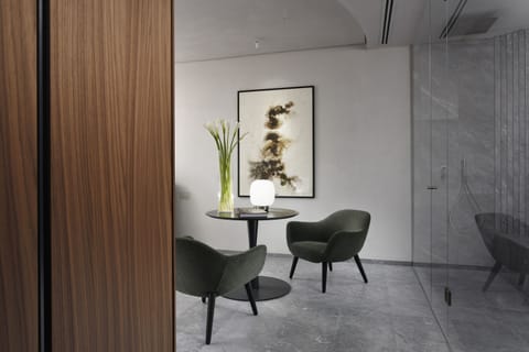 Deluxe Room | Living area | 50-inch flat-screen TV with digital channels, TV