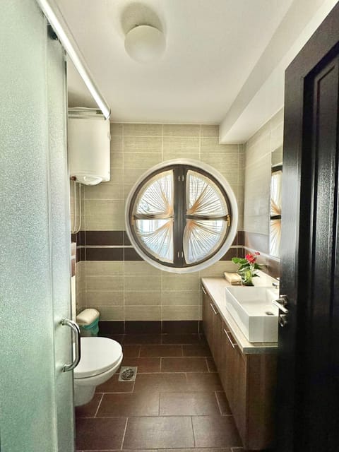 Comfort Apartment | Bathroom | Shower, hair dryer, towels, toilet paper