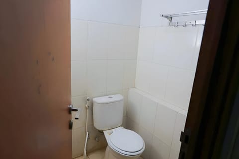 Standard Apartment | Bathroom | Shower, free toiletries, soap, shampoo