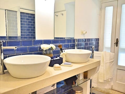 Superior Apartment | Bathroom | Rainfall showerhead, free toiletries, hair dryer, slippers