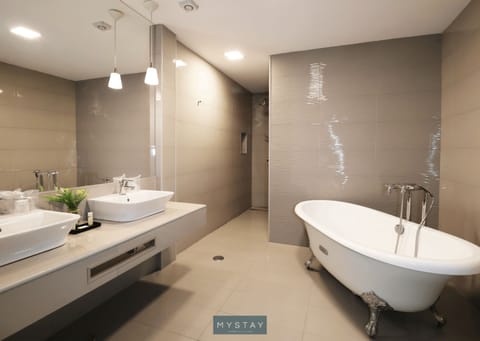 Deluxe Suite | Bathroom