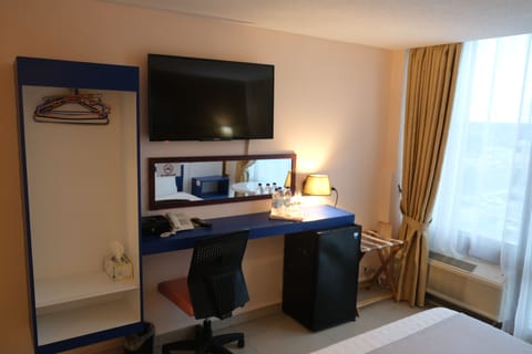 Signature Room | Desk, laptop workspace, blackout drapes, free WiFi