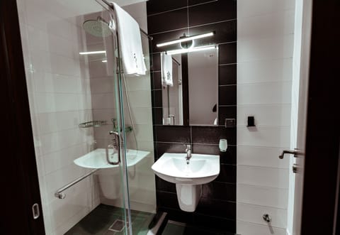 Grand Apartment | Bathroom | Shower, hair dryer, towels