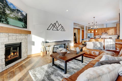 65" Smart TV, Gas Fireplace and Shuffleboard