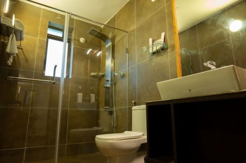 Premium Double Room | Bathroom | Free toiletries, hair dryer, slippers