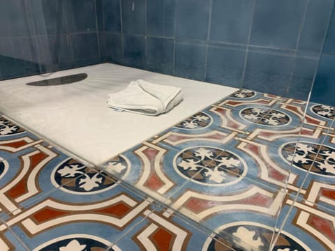 Chambre Havane | Bathroom | Hair dryer, bathrobes, slippers, towels