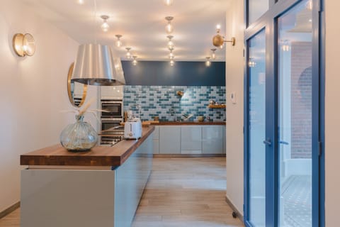 Fridge, microwave, stovetop