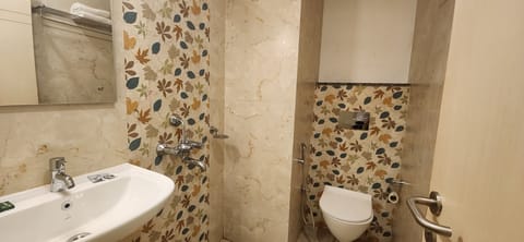 Premium Suite | Bathroom | Free toiletries, slippers