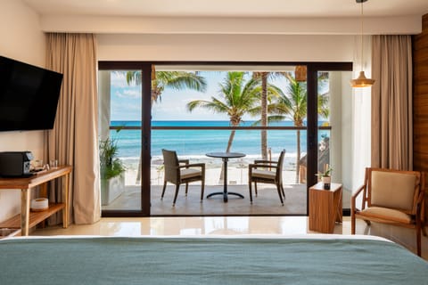 Beachfront Suite | Premium bedding, free minibar, in-room safe, blackout drapes