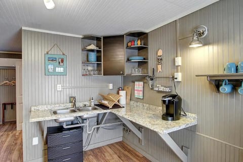 Comfort Cottage | Private kitchen | Mini-fridge, microwave, dishwasher, toaster