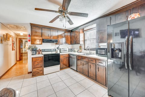 House (3 Bedrooms) | Private kitchen | Microwave, oven, stovetop, dishwasher