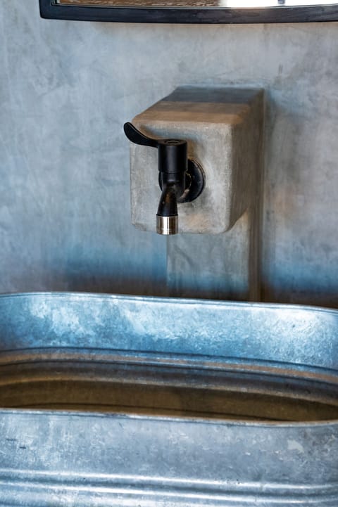 Standard Room | Bathroom | Hair dryer, towels, soap, shampoo