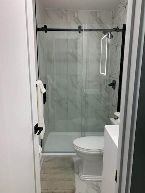 Deluxe Room | Bathroom shower