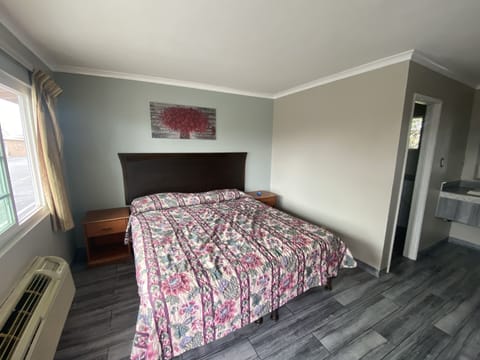 Single Room, Mountain View | Blackout drapes, soundproofing, iron/ironing board, free WiFi