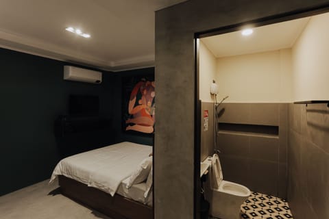 Comfort Double Room | Bathroom | Shower, rainfall showerhead, bathrobes, bidet