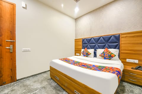 Premium Room | Bathroom | Shower, rainfall showerhead, free toiletries, towels