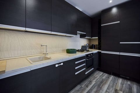 Apartment (2 Bedrooms) | Private kitchen | Microwave, oven, dishwasher