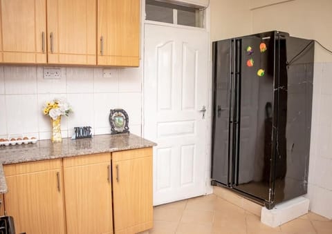 Full-size fridge, microwave, oven, stovetop