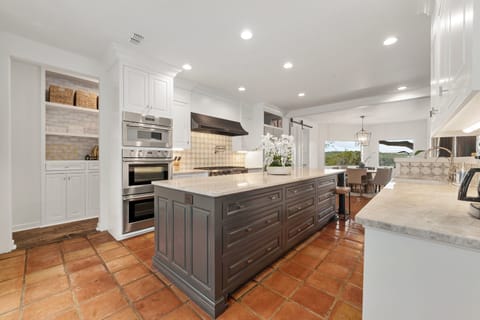 b7335912-687b-40bd-ba6d-ecce13de2a72