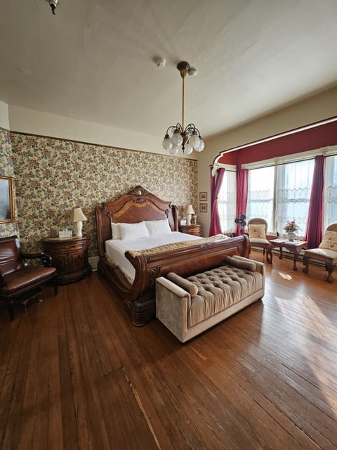 Room, 1 King Bed | Premium bedding, iron/ironing board, free WiFi, bed sheets