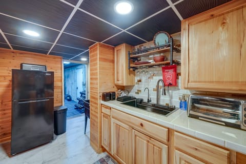 Apartment (0 Bedroom) | Private kitchen | Cookware/dishes/utensils, paper towels