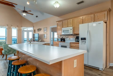 007 Fully Stocked Kitchen Sunscape