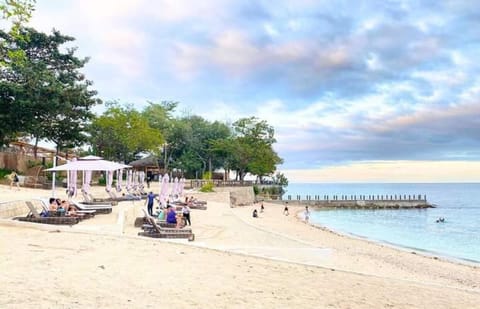 Private beach, white sand, beach umbrellas, beach massages