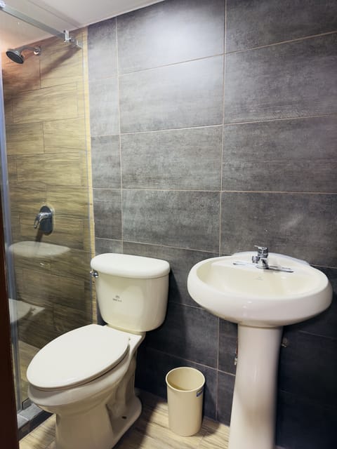 Basic Triple Room | Bathroom