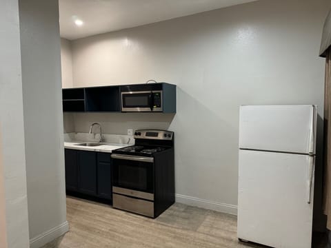 Studio Suite | Private kitchen | Microwave