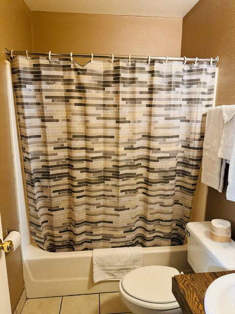 Standard Single Room | Bathroom | Towels